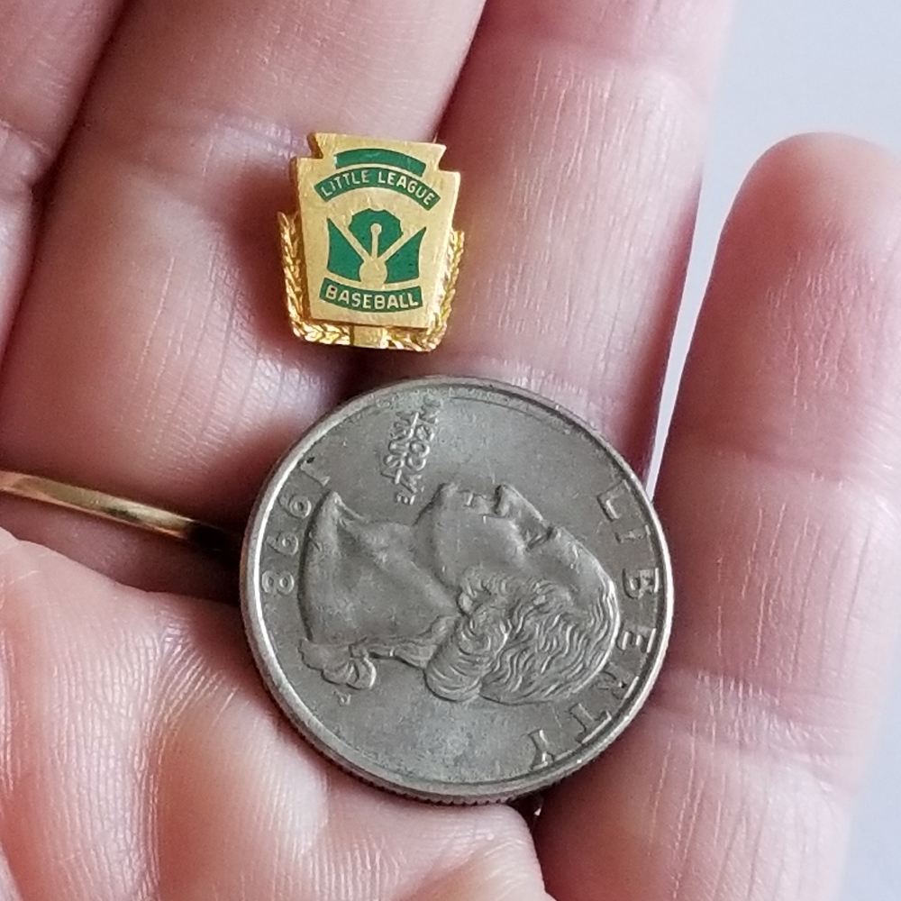 Vintage little league baseball collar stud pin green enamel gold tone - Picture 3 of 7
